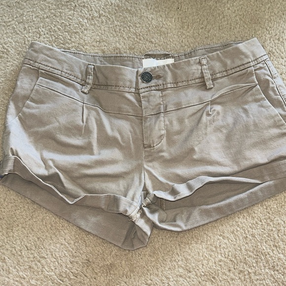 Khaki shorts - Picture 2 of 4